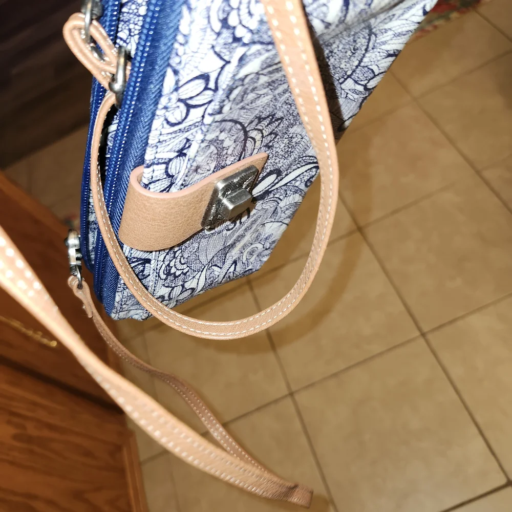 Sakroots Blue and Cream Wristlet - Picture 2 of 6